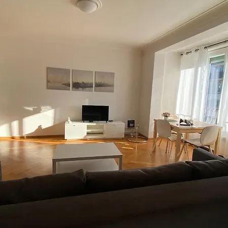 Sunny Little Studio-city Centre & Train Station Appartement